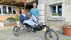 Anita Binker mit ihr Anita Binker mit ihrem Sohn Adrian Reusser, der stolz sein Spezial-Liegevelo vorführt, das ihm ein Stück Selbstständigkeit gibt.