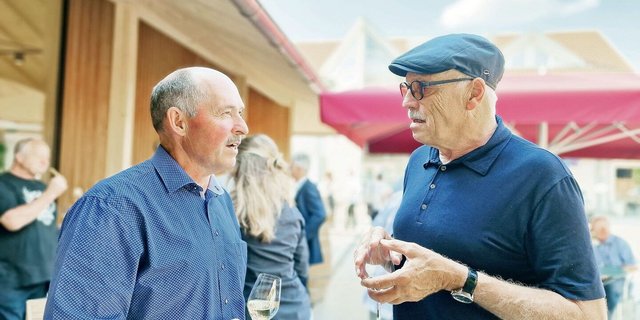 Zum Feiern von Erfolgen gehört auch immer Netzwerken dazu: der neue höchste Berner Bauer Jürg Iseli (links) im Gespräch mit Franz Schwegler, Präsident Trägerverein Cheese-Festival.  