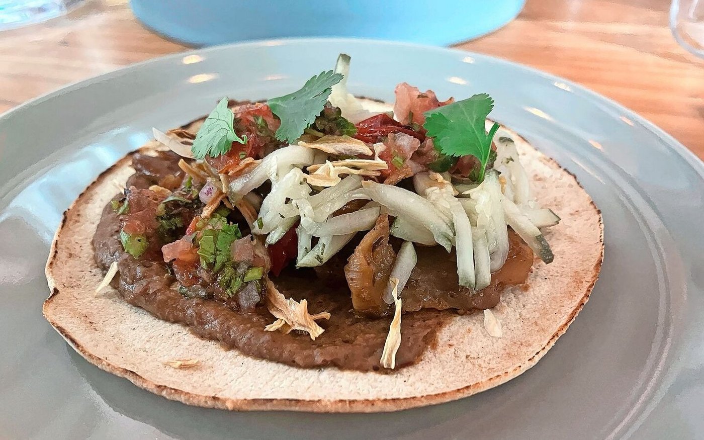 Taco mit roter Bohnencreme: Die Vorspeise könnte besonders auch Junge ansprechen.