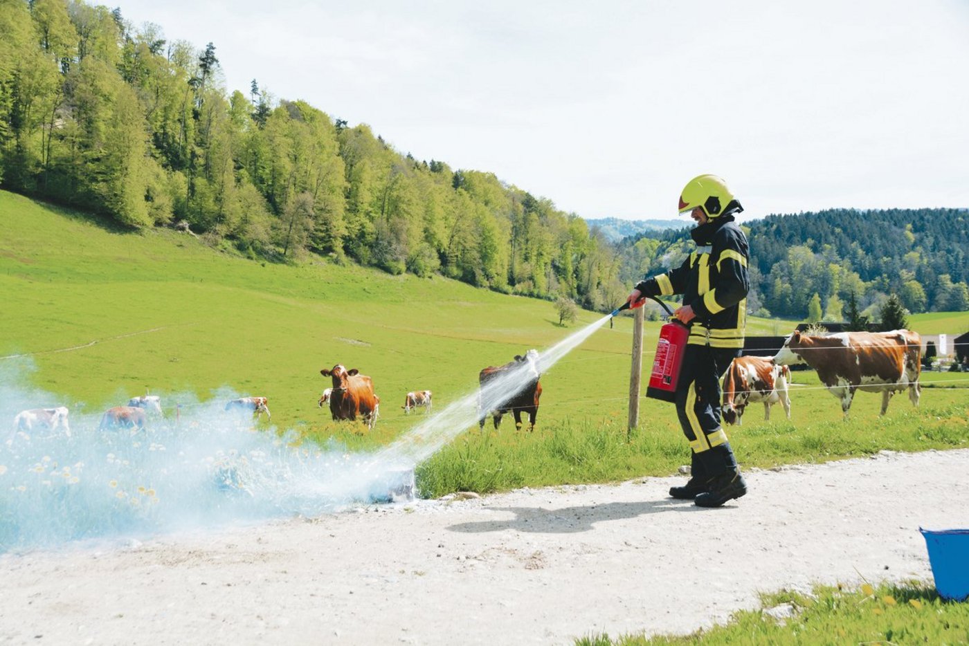 Thomas Kilchenmann demonstriert den Löschversuch einer Lithium-Batterie, simuliert durch brennendes Magnesium-Aluminium. Der Schaumfeuerlöscher ist machtlos.(Bild Andrea Gysin)