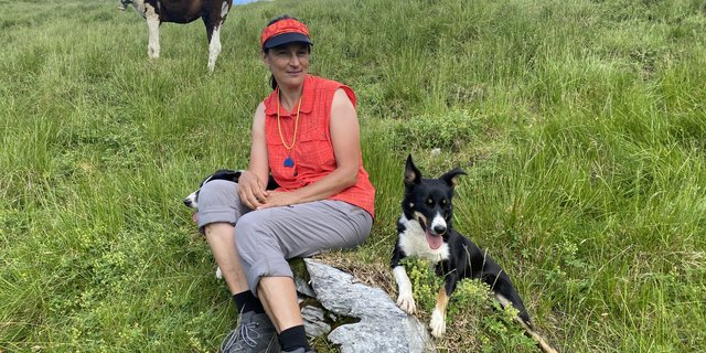 Lisbeth Luchsinger mit ihren beiden Border Collies Samira und Briana. Zusammen mit den beiden Lamas Luigi (im Bild) und Kishu tragen sie zum Schutz der Schafherde bei. (Bilder Katrin Erfurt)