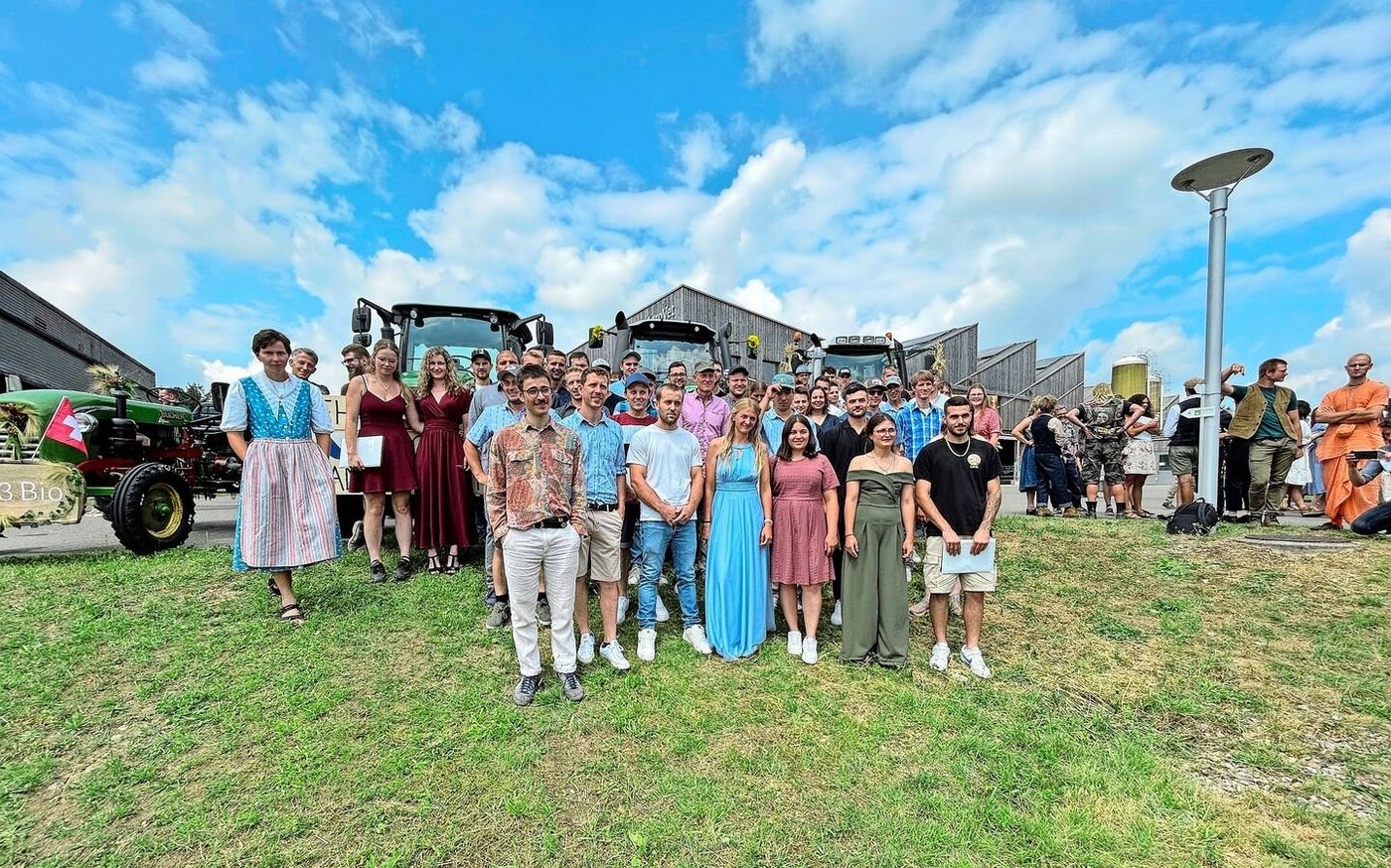 Die weitaus grösste Gruppe waren die frisch gekürten Landwirte EFZ mit Zweitausbildung. In der ersten Reihe (Mitte) Naomi Volkart mit Ballkleid, die mit ihrem Pferd die Traktorparade anführte. 