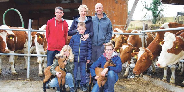 Das Betriebsleiterehepaar Monika und Ruedi Burgherr mit den Kindern Noah, Aliya, Micha und dem Lehrling Danny (links). (Bild Peter Fankhauser)