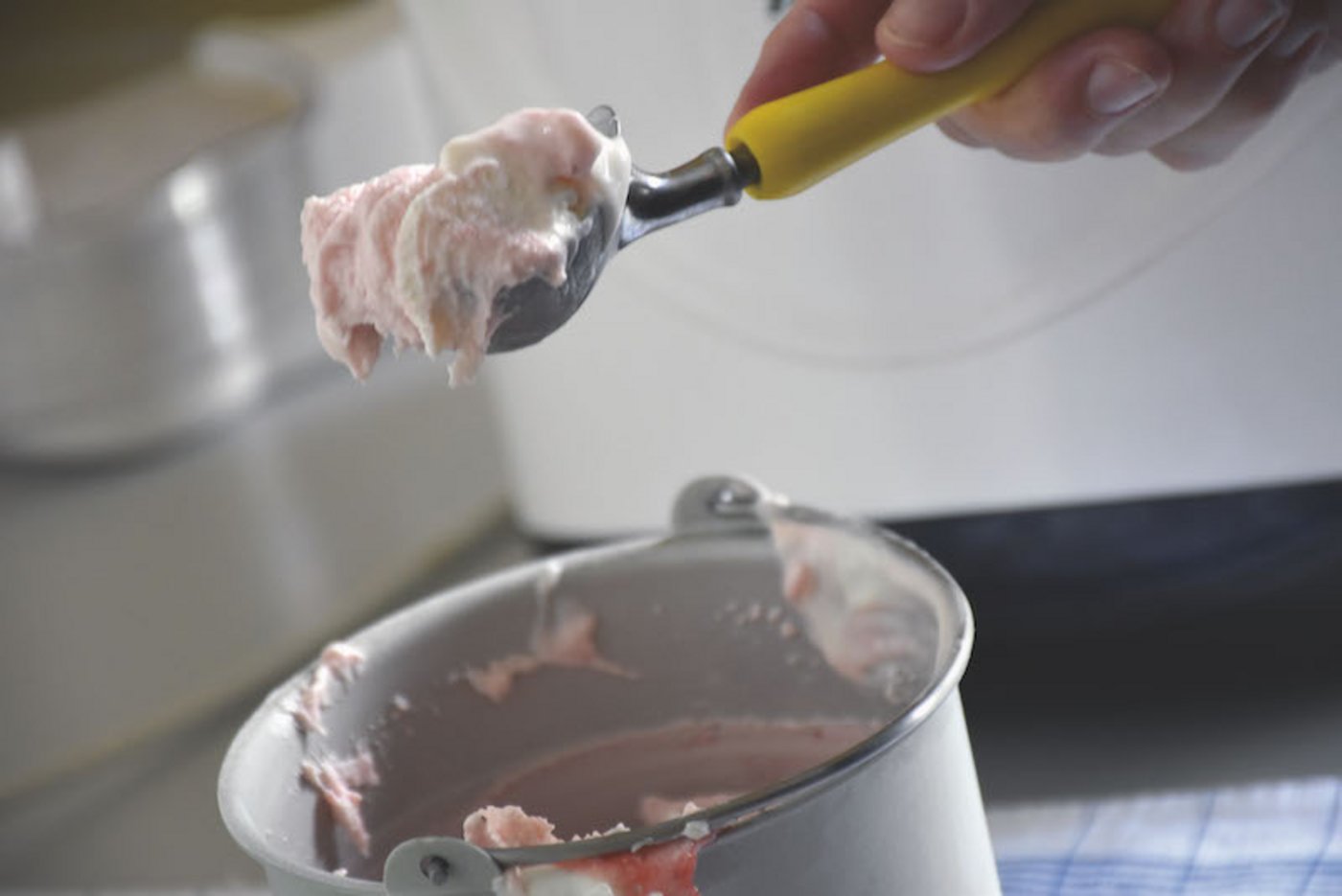 Ein wichtiges Test-Kriterium war die Cremigkeit des Glaces. (Bilder Agridea)