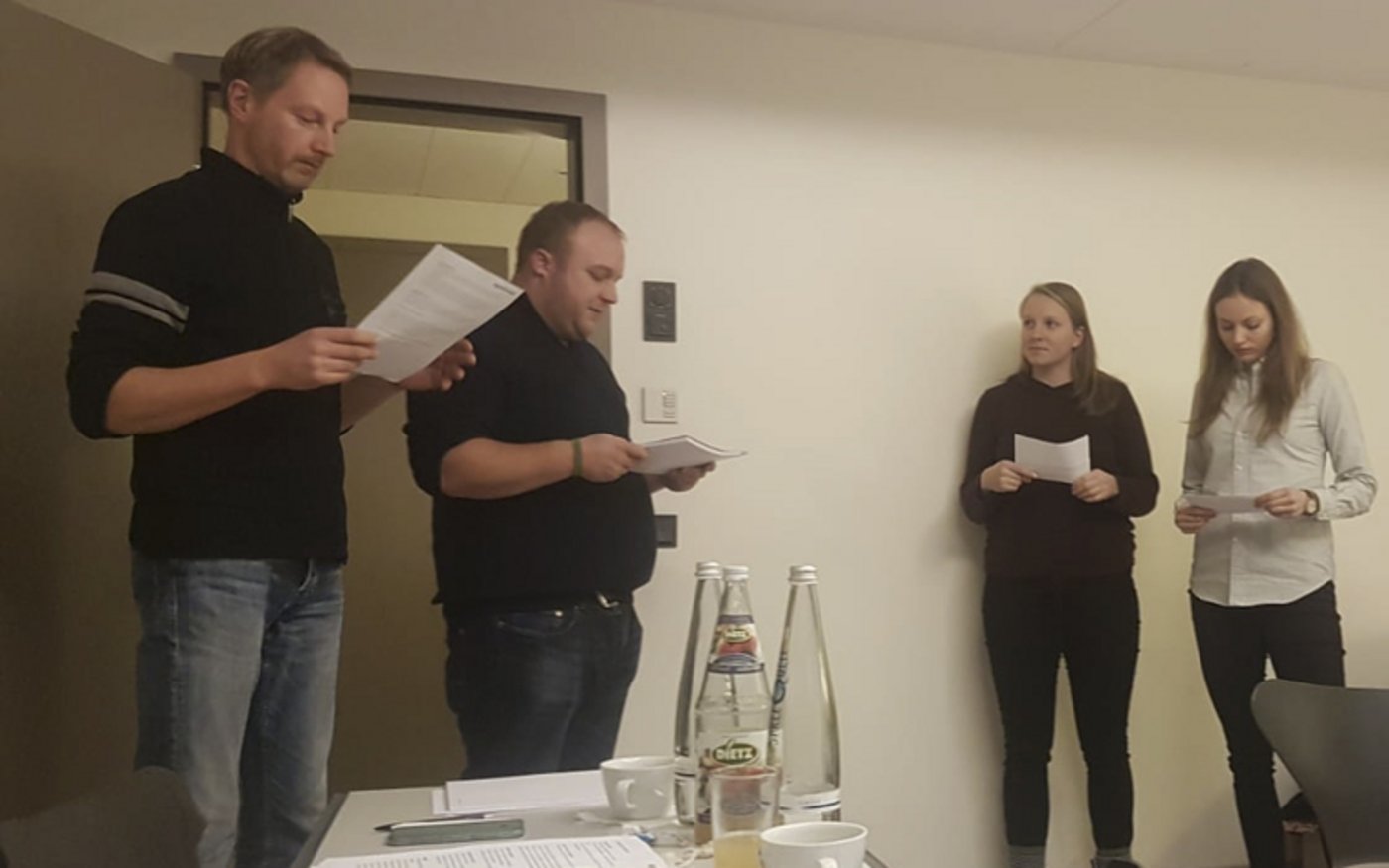 Vor dem Einsatz werden die Gesprächssituationen geübt. Mit dabei ist auch Corina Burn (2.v.r.). (cn)