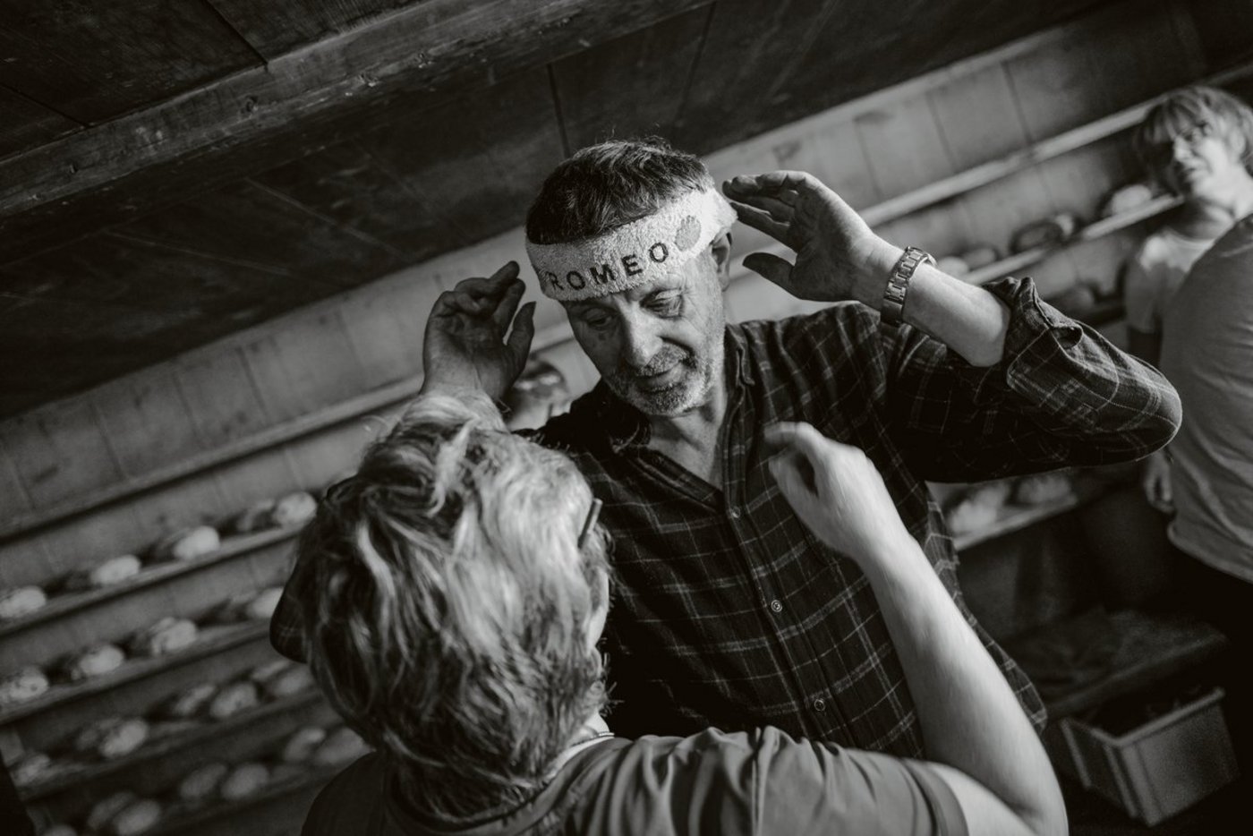Szenen aus der Holzofenbäckerei in Visperterminen: Romeo bäckt mit den Leuten aus dem Dorf Brot für die Krisenzeit.(Bilder Pinaki)