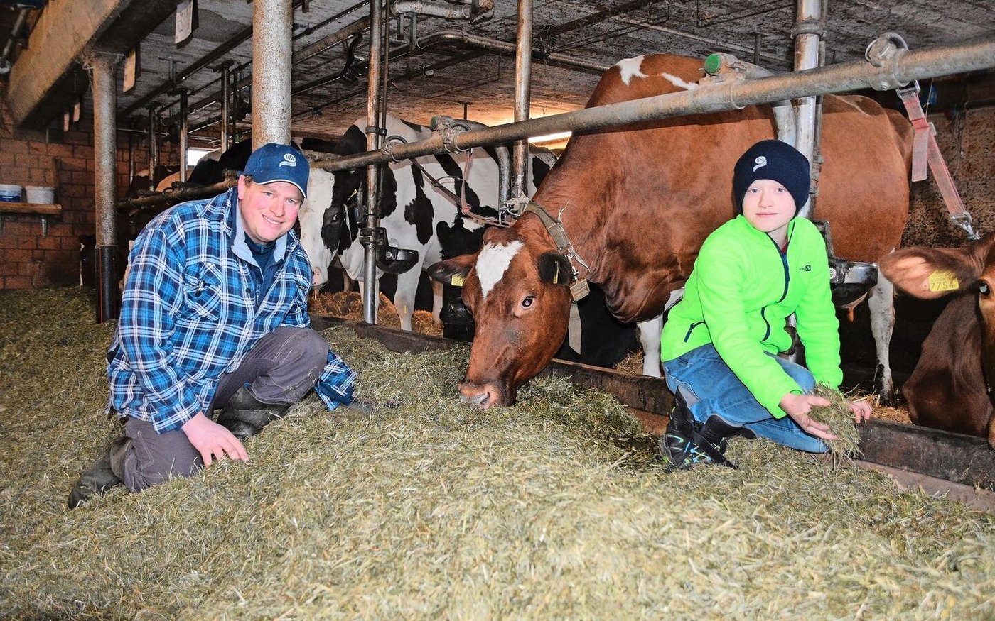 René Durand mit Sohn Dominic. Für den Züchter ist die Fütterung der Schlüssel für langlebige Kühe. Bisher hat er in seinem Stall elf 100 000er-Kühe hervorgebracht. 