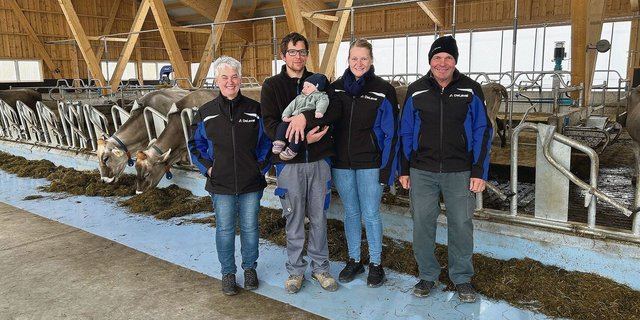 Luftig und hell ist der neue Stall. Margrit, Beny mit Söhnchen Ueli, Celina und Markus Bischof (v. l.) sind froh, dass beim Stallneubau alles gut geklappt hat.
