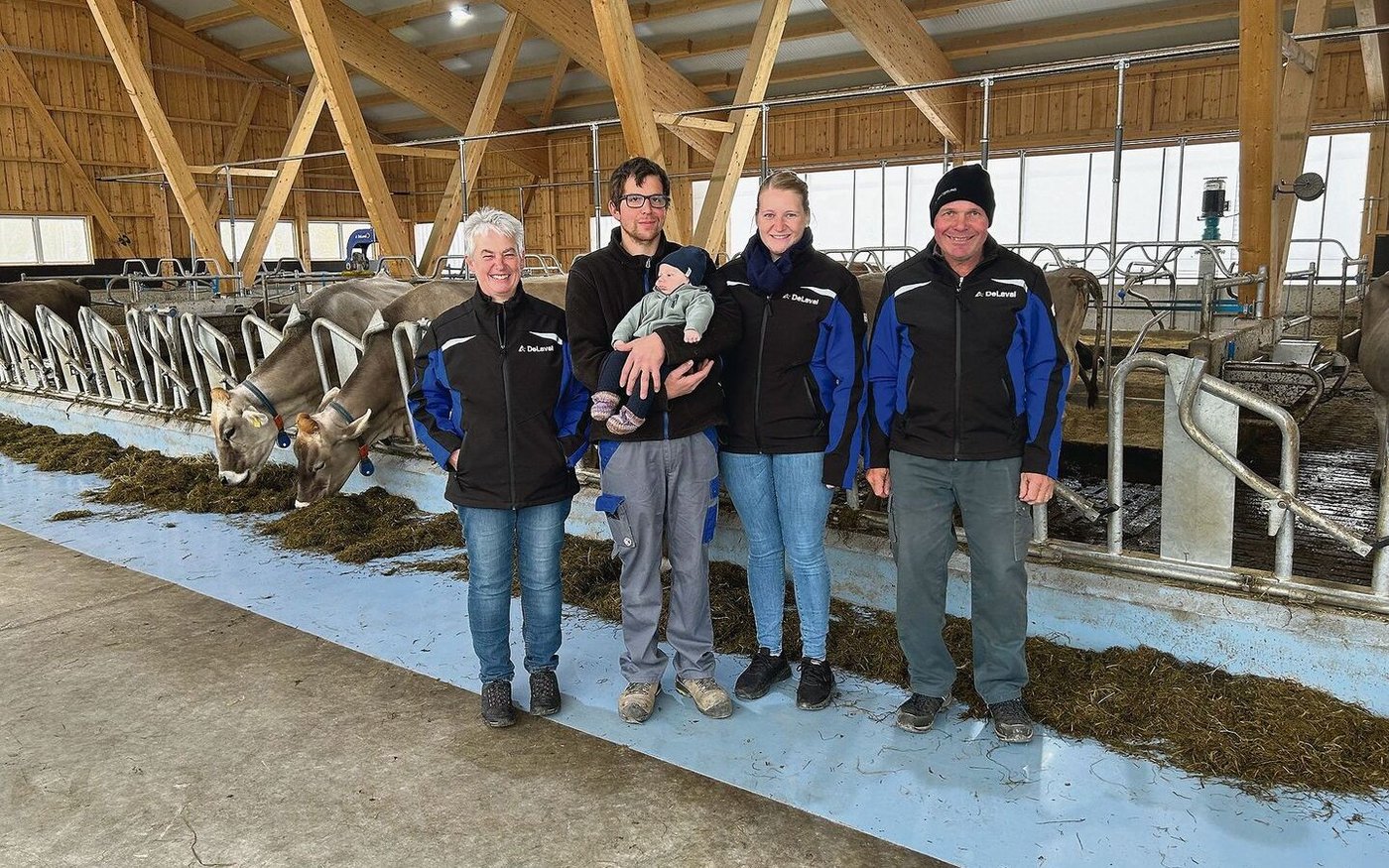 Luftig und hell ist der neue Stall. Margrit, Beny mit Söhnchen Ueli, Celina und Markus Bischof (v. l.) sind froh, dass beim Stallneubau alles gut geklappt hat.