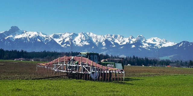 Mit dem Verschlauchen können Rohrbachs Gülle bodenschonend ausbringen. (Bild zVg)