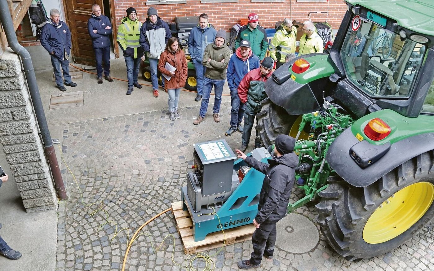 Der BVA organisierte für seine Mitglieder einen Informationsanlass zu Notstromlösungen. Auf dem Langmatthof in Meisterschwanden wurde der Zapfwellengenerator vorgestellt.