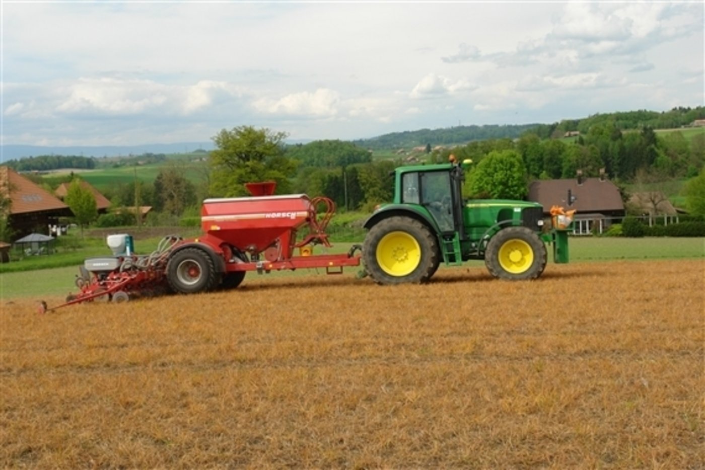 Kunstwiese mit Glyphosat behandeln und anschliessend Mais säen. Im pfluglosen Anbau ist dies immer noch eine weit verbreitete Methode. (Bild Beat Schmid) 