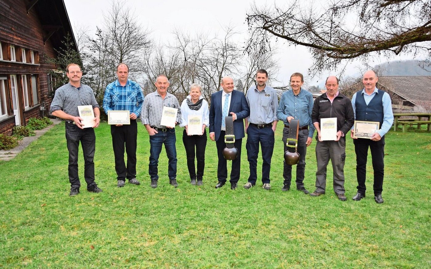 Ernst Wandfluh (Mitte) mit dem neuen Präsidenten Hans Kohler (4. v. r.) und Erich von Siebenthal (3. v. r.) mit den geehrten Älplerinnen und Älplern und den ausgezeichneten Alpbewirtschaftern.