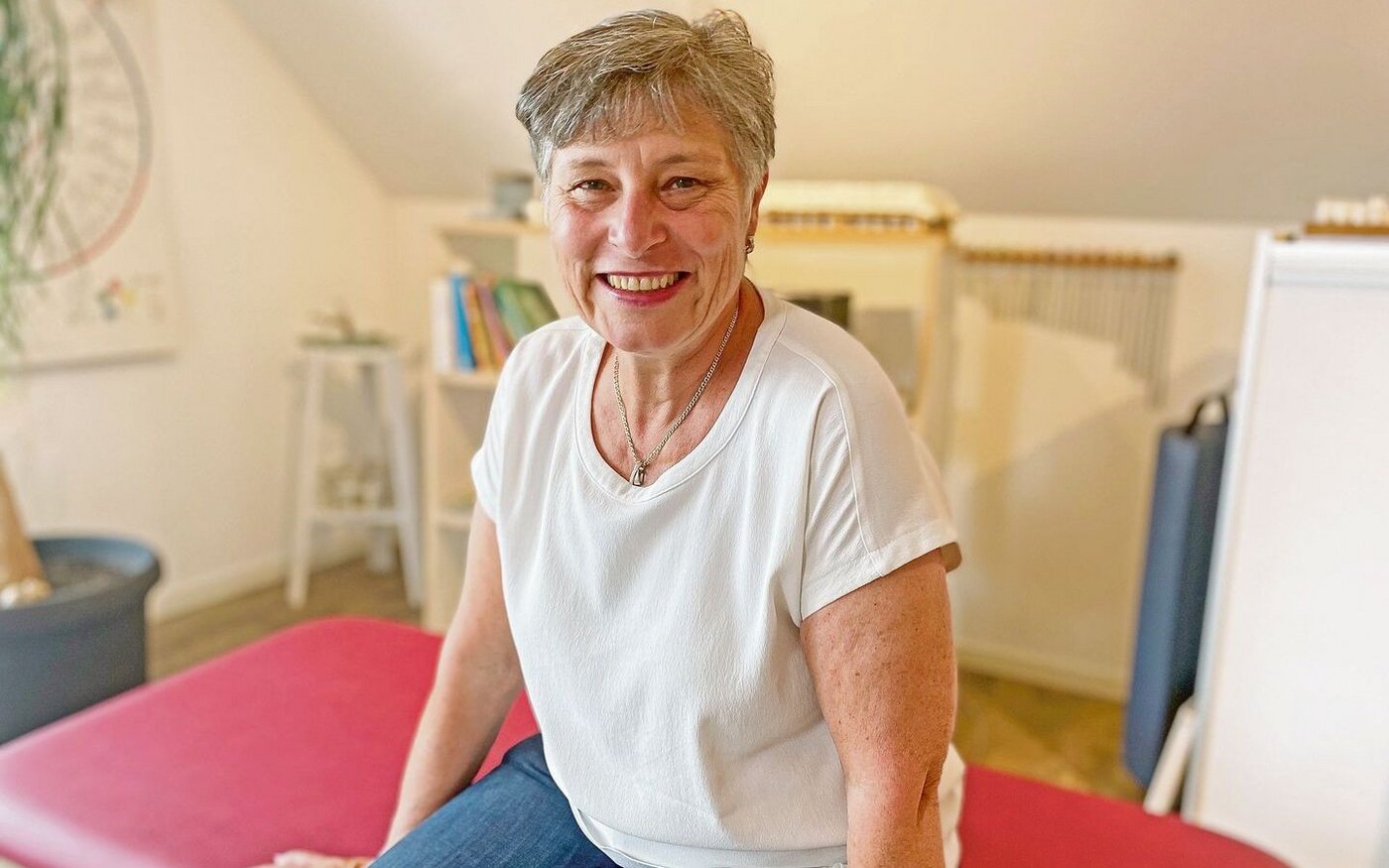 Priska von Ballmoos in ihrer Kinesiologie-Praxis: Für Gesundheitsfragen interessierte sich die Bäuerin, deren Eltern ein Schuhgeschäft führten, schon von jung auf.  
