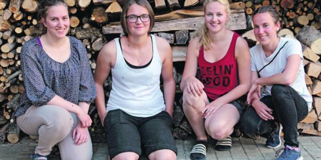 Pia Herger, Astrid Brülisauer, Jasmin Kempf und Monika Arnold (von links nach rechts) sind der Meinung, dass das Älplerleben etwas Besonderes ist – ein Virus der anderen Art. (Bild Agnes Schneider Wermelinger)