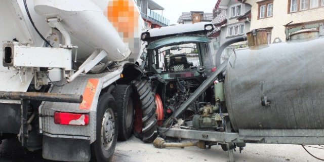 Der Betonmischer war im Rückwärtsgang auf dem Weg zur Baustelle. (Bilder Kapo SG)