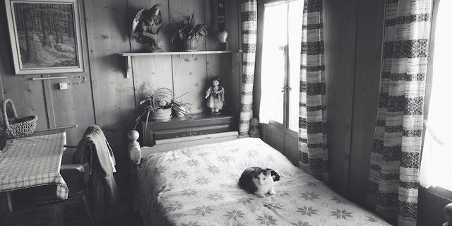 Im Schlafzimmer in Glunti, das einen sehr zufriedenen Bewohner beherbergt, steht die Zeit still. (Bild Pinaki)