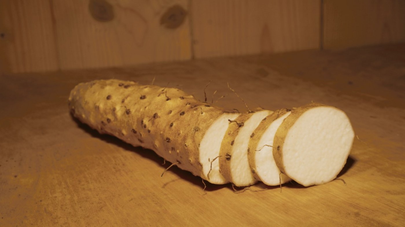 Die Yamswurzel enthält Antioxidantien, daher bleiben die Schnittflächen weiss.