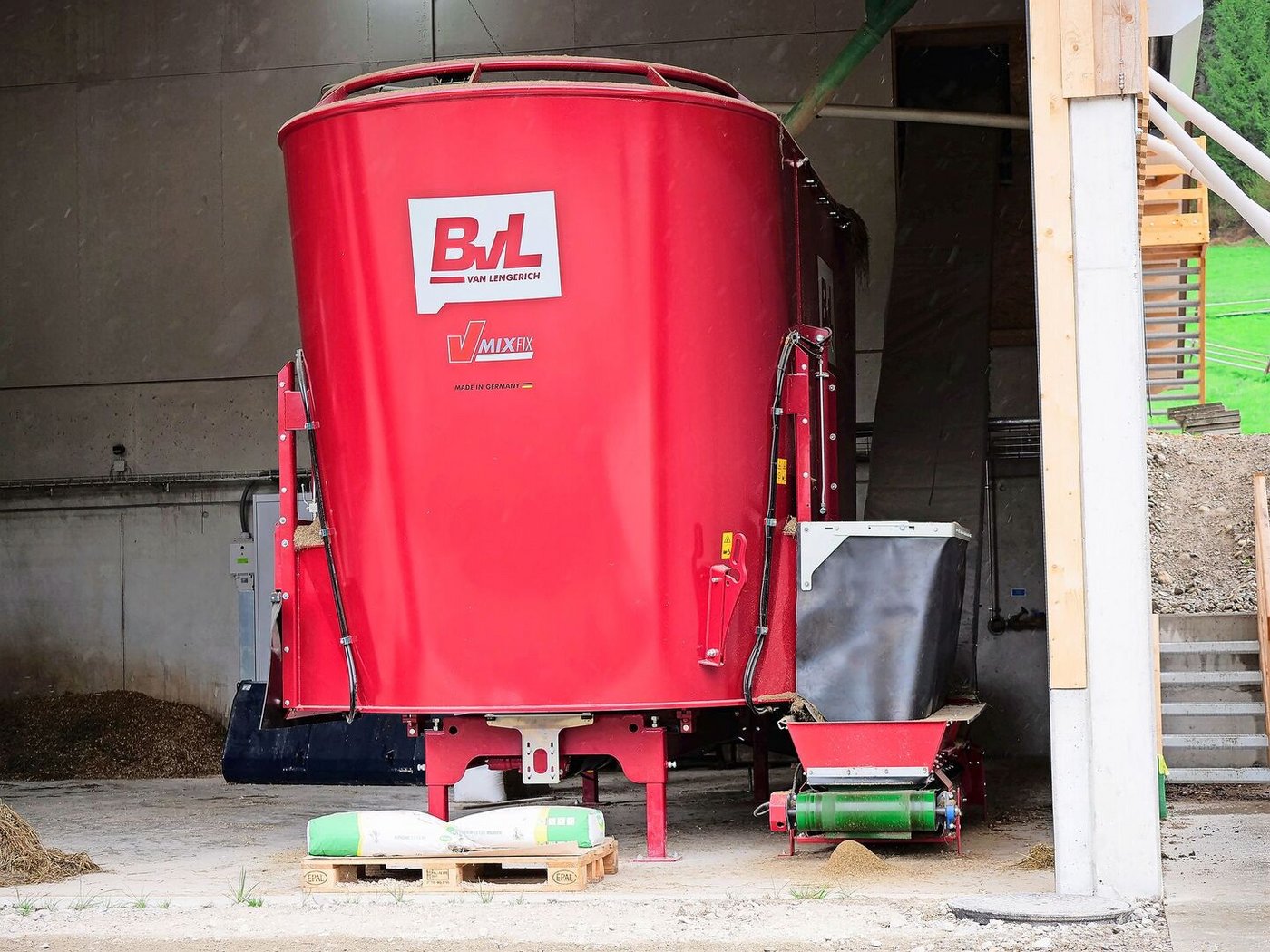 Zehnmal täglich wird automatisch gefüttert. Vom Stationärmischer befördert das Zuführband das Futter nach oben in den Stall.