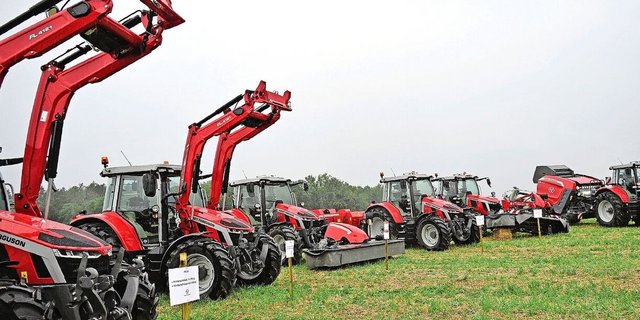 Das bernische Hellsau wurde Mitte der Woche zum Mekka der MF-Fan-Gemeinschaft. Zum Einsatz kam wegen des Regens aber nur ein Traktor. Nämlich, um parkierte Autos aus dem Schlamm zu ziehen. 
