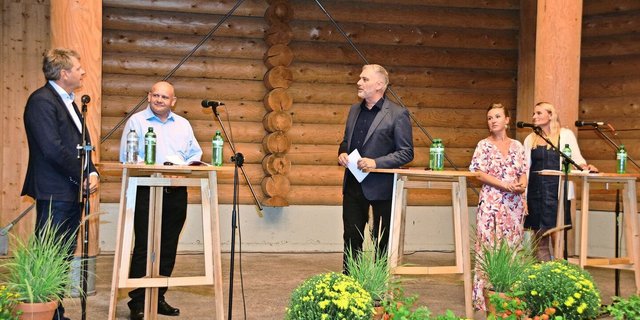 Sie waren am Podium beteiligt (v. l. n. r.): Die Nationalräte Jürg Grossen, Ernst Wandfluh, Moderator Sandro Brotz, die Nationalrätinnen Irène Kälin und Andrea Zryd. 