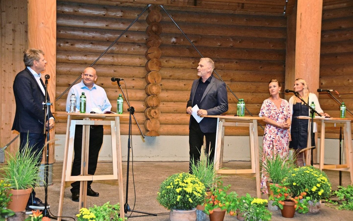 Sie waren am Podium beteiligt (v. l. n. r.): Die Nationalräte Jürg Grossen, Ernst Wandfluh, Moderator Sandro Brotz, die Nationalrätinnen Irène Kälin und Andrea Zryd. 