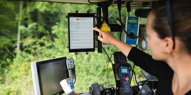 Alle Massnahmen können über eine App via Tablet oder Smartphone unterwegs und direkt erfasst werden. (Bilder Agridea)