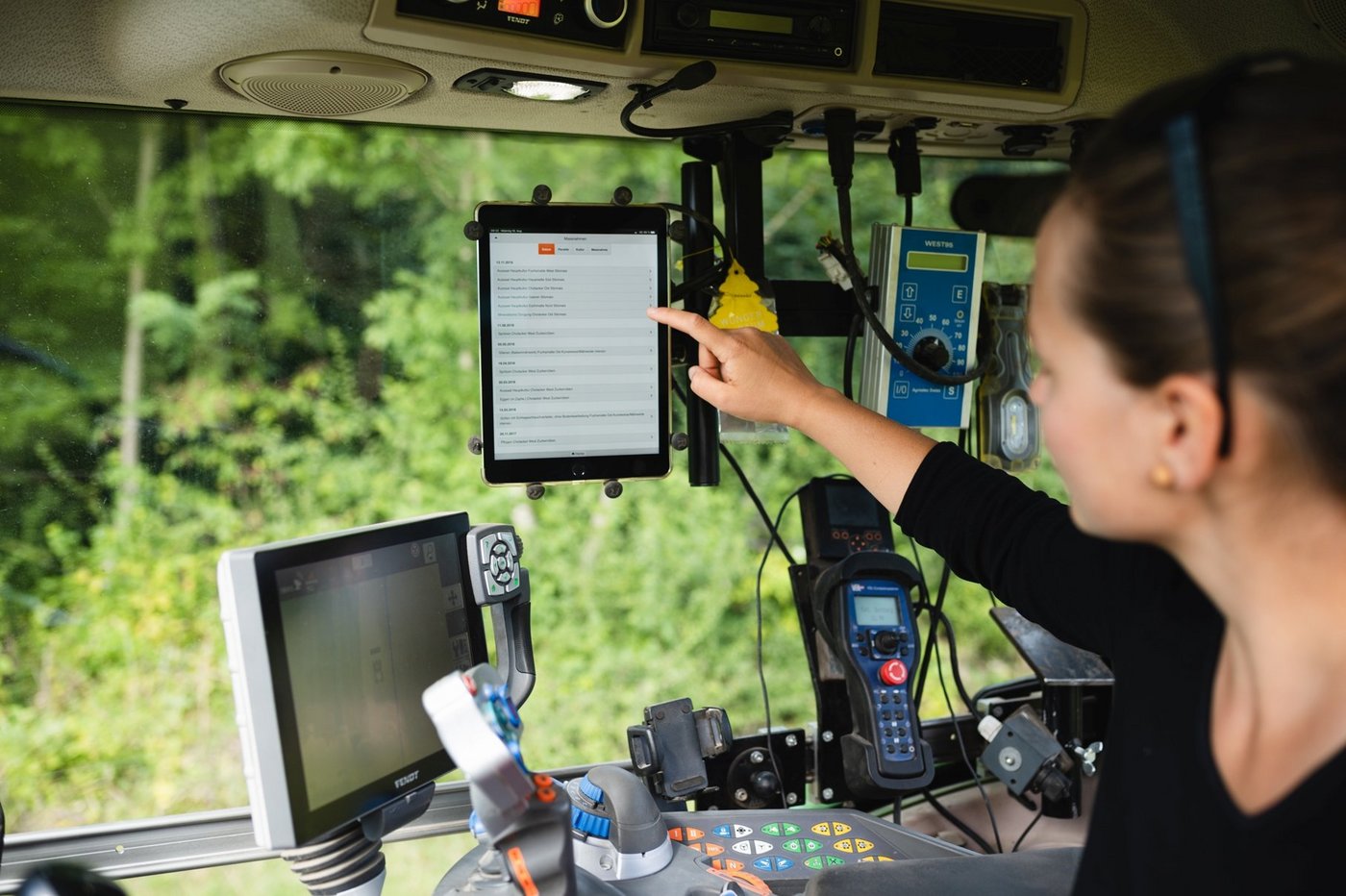 Alle Massnahmen können über eine App via Tablet oder Smartphone unterwegs und direkt erfasst werden. (Bilder Agridea)