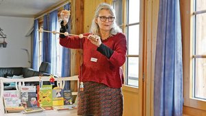 Die Trauerbegleiteri Die Trauerbegleiterin Christine Leicht zeigt anhand eines Mobiles auf, dass das Familiengefüge jeweils anders aus dem Gleichgewicht gebracht wird, wenn die Mutter, der Vater oder ein Geschwister eines Kindes stirbt.