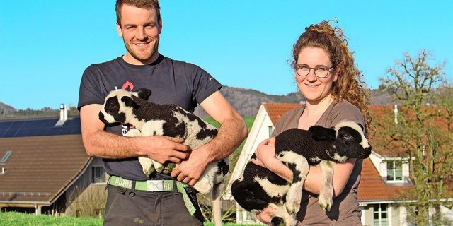 Matthias und Rahel Göggel mit Schaf Lotti und ihren beiden Lämmern. Seit dem Start im Jahr 2021 mit 10 Tieren, ist die Schafherde durch Nachwuchs auf über 35 Stück angewachsen.