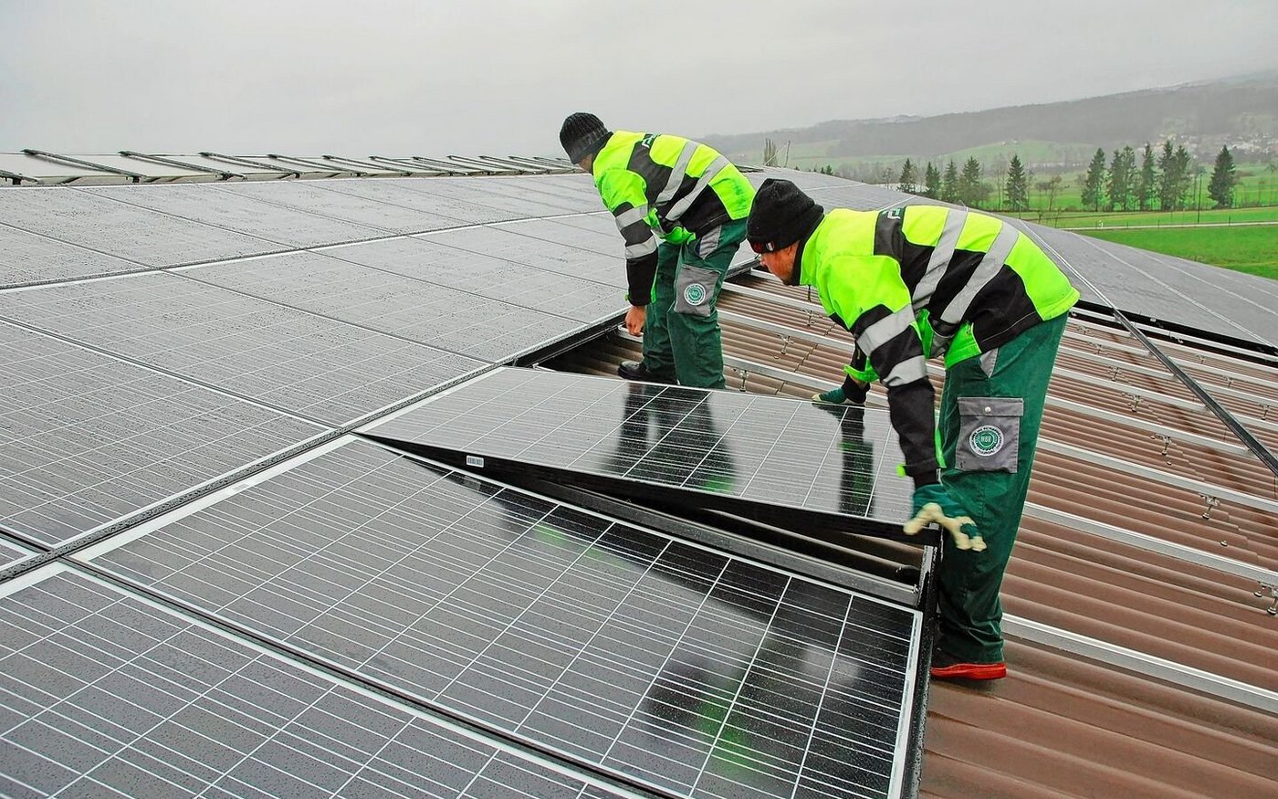 Wegen der verschlechterten Rahmenbedingungen werden derzeit weniger Dächer mit PV-Modulen belegt. Und wenn, dann sollte die Leistung vor allem auf den Eigenverbrauch ausgerichtet werden – oder Vermarktungsmöglichkeiten wie LEG und vZEV geprüft. 