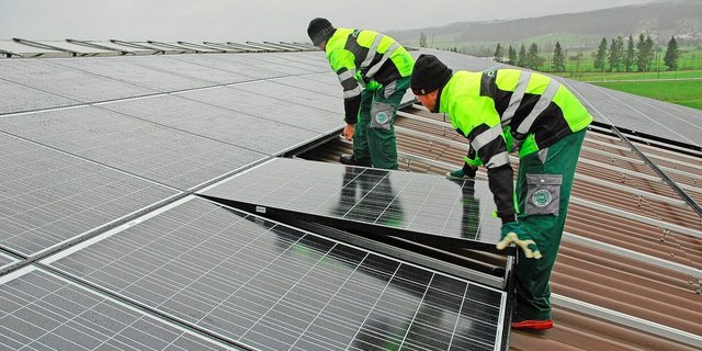 Wegen der verschlechterten Rahmenbedingungen werden derzeit weniger Dächer mit PV-Modulen belegt. Und wenn, dann sollte die Leistung vor allem auf den Eigenverbrauch ausgerichtet werden – oder Vermarktungsmöglichkeiten wie LEG und vZEV geprüft. 