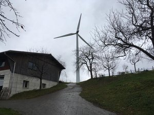 Windräder liefern sauberen Strom an sonnenlosen Tagen Oberhalb des Betriebs Feldmoos im Entlebuch dreht sich das Windrad der Familie Aregger. Es wurde vor 15 Jahren gebaut und gehört heute zu den kleineren Modellen. (Bild jsc)