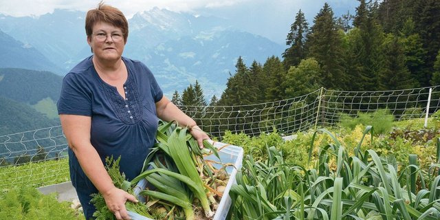 Fast ein Dutzend Gemüsesorten auf 1400 m ü. M.: die Urner Bergbäuerin Annagreth Herger in ihrem Garten. 