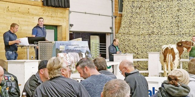 Michael Rüegsegger muss den Kopf auf dem Podest bei der Sache haben. Denn es wird auch online mitgeboten. 