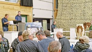 Michael Rüegsegger m Michael Rüegsegger muss den Kopf auf dem Podest bei der Sache haben. Denn es wird auch online mitgeboten.