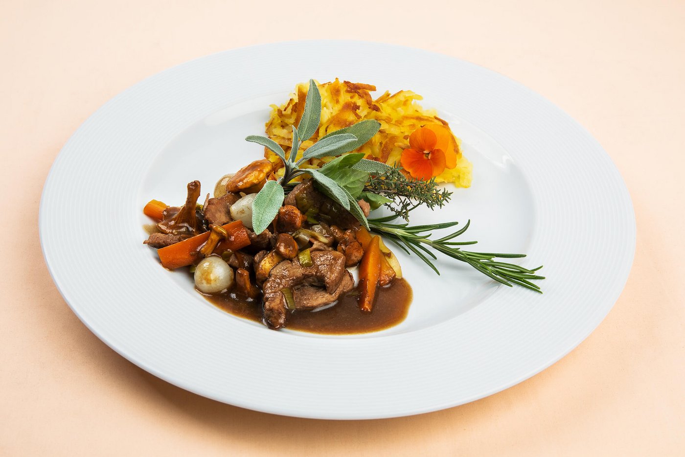 Schweinsgeschnetzeltes Jäger Art mit Rösti (Bild: SRF/Ueli Christoffel)