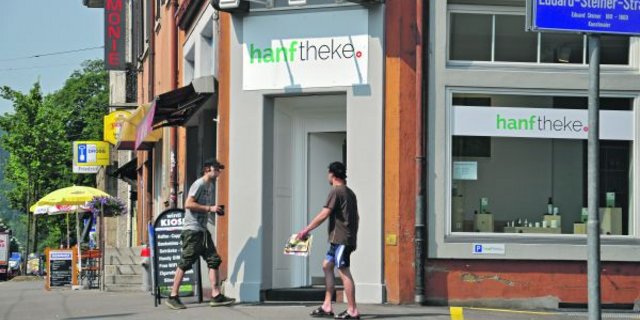 13 Hanftheken sind seit September 2016 eröffnet worden, und auch über 100 Online-Shops und Kioske verkaufen Tabakersatz-Produkte aus Hanf. (Bild Nadine Baumgartner)