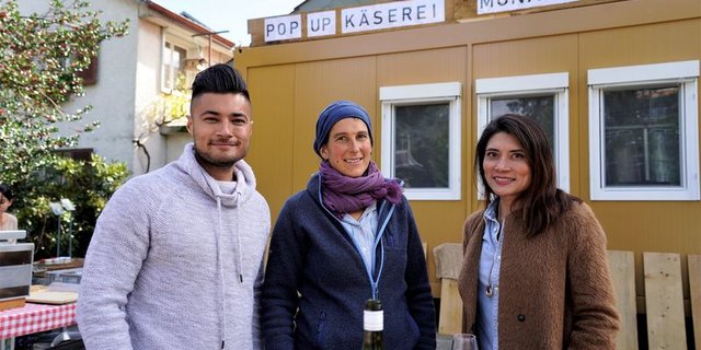 Sie brachten die Popup-Käserei von der Alp in die Stadt: Lloyd Zumstein, Sarah Gross, Käserin Alp Nünenen und Aileen Zumstein, Monalp. (Bild mr)