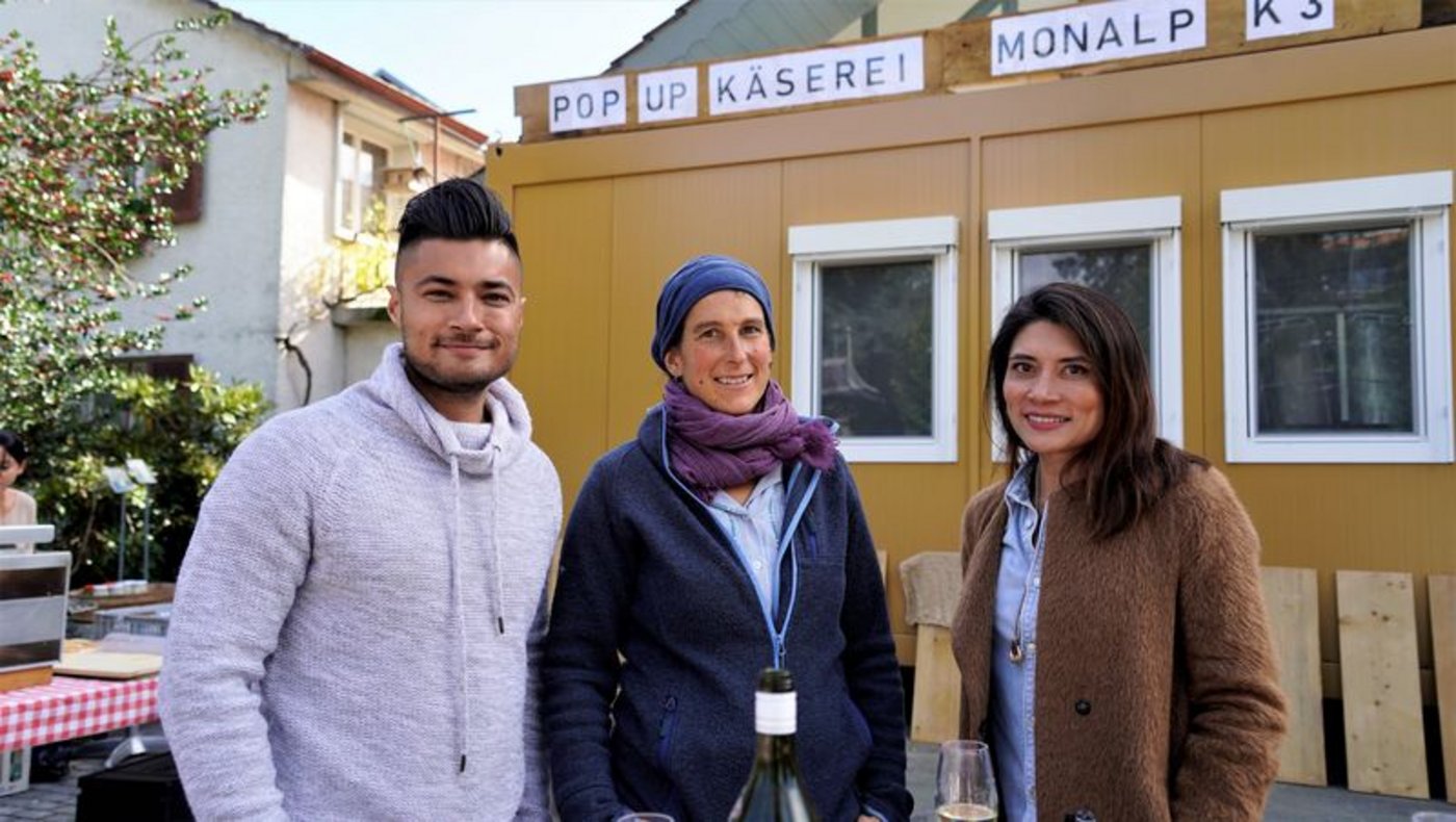 Sie brachten die Popup-Käserei von der Alp in die Stadt: Lloyd Zumstein, Sarah Gross, Käserin Alp Nünenen und Aileen Zumstein, Monalp. (Bild mr)