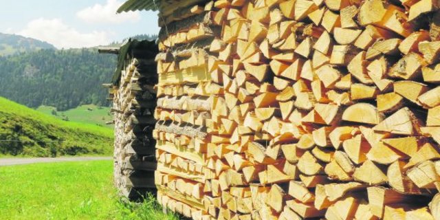 Schön geschichtete Beigen von Stückholz im Berner Oberland. Das Bild wird seltener,  sogar Waldeigentümer kehren der Holzenergie den Rücken. (Bild Josef Scherer)