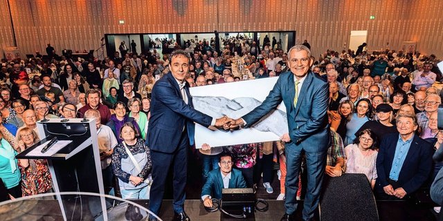 Jeweils ein Grossanlass. Guido Fluri, Intiant der Wiedergutmachungsinitiative, und Bundesrat Beat Jans am letztjährigen Sommerfest des Erzählbistros. Auch dieses Jahr kamen rund 700 Personen.