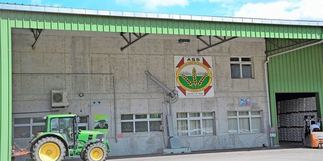 Zur Erntezeit ist viel Betrieb in der Zentrale der ASS. Hinter dem Fenster in der Bildmitte befindet sich das Labor, in dem Lieferungen gleich geprüft werden.