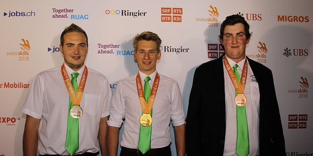 Die besten drei Gemüsegärtner der Schweiz: Yannick Etter (Mitte), Filip Luginbühl (links) und Kevin Schwab. (Bild SBV)