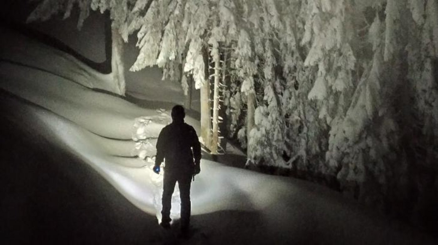 Kein Pfad, kein Licht, dafür viel Schnee: Susanne Aeschbacher und ihr Mann auf dem Weg zu Kuh Domina. (Bild Susanne Aeschbacher)