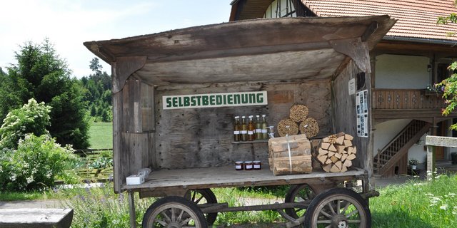 Selbstbedienungsstand bei einem Hof: 22 Prozent aller Landwirtschaftsbetriebe verkaufen Produkte direkt. (Bild Institut für Soziologie/Universität Bern)