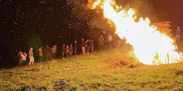 Rund 70 Bäuerinnen, Landwirte, Älpler und solidarische Frauen und Männer standen um das Mahnfeuer.