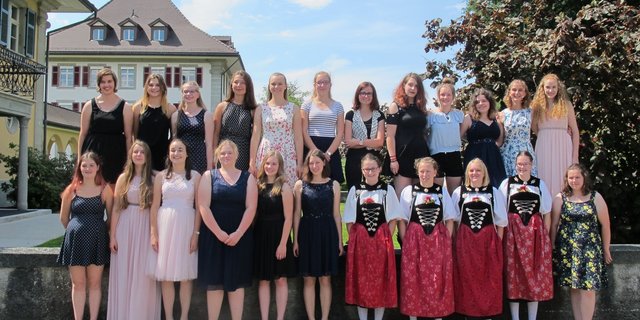 Die Absolventinnen strahlen mit der Sonne um die Wette (Bild zVg)