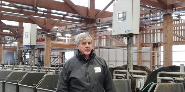 Werner Hengartner, Fütterungsspezialist, Strickhof, erklärt, warum viel Rohprotein noch nicht automatisch mehr Milch bedeutet. (Bild zVg)