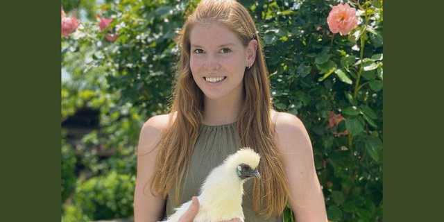 Michaela Koch mit einem ihrer Seidenhühner, die sie schon als Kind hatte. «Sie ist bestimmt schon zwölf Jahre alt.» (Bild Jeanne Woodtli)